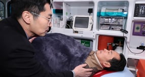 우원식 국회의장이 장동혁 국민의힘 대표를 병문안했다. 사진은 병원으로 이송되는 모습. /사진=뉴스1(국회사진기자단)