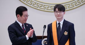 이재명 대통령이 지난 2일 청와대 영빈관에서 열린 2026년 신년인사회에서 프로게이머 '페이커' 이상혁에게 포상을 수여한 뒤 박수치고 있다. 사진=뉴시스