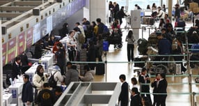 인천국제공항공사가 역대 최대 항공 운송 실적을 기록했다. 사진은 여행객들이 출국 수속을 받고 있는 모습. /사진=뉴시스