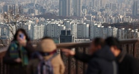 서울 아파트 매매가 전망지수는 2개월 연속 상승세가 나타났다. 남산타워에서 바라본 서울 아파트 모습. /사진=뉴시스