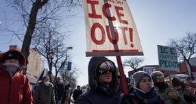 미국 미네소타주 미니애폴리스에서 또 ICE(미 이민세관단속국) 요원의 총에 민간인이 사망했다. 사진은 지난 24일(현지시각) 미국 미네소타주 미니애폴리스에서 ICE 규탄 시위가 벌어진 모습. /사진=로이터