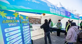 지난 25일 강원도 춘천 호반체육관에서 열린 올스타전에서 관람객들이 진에어 '스파이크 킹&amp;퀸을 찾아라' 이벤트의 일환으로 스파이크에 도전하고 있다. /사진=진에어