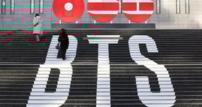 방탄소년단(BTS)의 월드투어 개최소식에 전 세계 관광 및 경제가 들썩이고 있다. 사진은 서울 종로구 세종문화회관 계단에 방탄소년단(BTS)의 정규 5집 컴백을 알리는 홍보물이 설치된 모습. /사진=뉴스