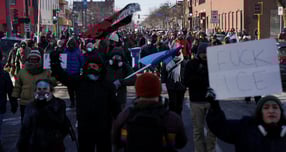 미국 민주당이 미네소타에서 이민세관단속국(ICE) 요원 총격으로 민간인이 사망한 사건이 일어나자 정부 예산안을 거부하겠다고 밝혔다. 사진은 지난 24일(현지시각) 미국 미네소타주 미니애폴리스에서 주민들이 ICE 요원 민간인 총격 사건을 관련해 시위한 모습. /사진=로이터