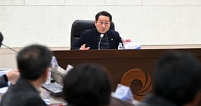 유정복 시장이 26일 시청 영상회의실에서 열린 '자치구 출범 준비상황보고회'에서 출범 준비상황을 점검하고 있다. /사진제공=인천시