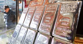 지정학적 불안으로 은값이 뛰자 은 관련 ETF 수익률도 급등세다. 사진은 25일 서울 시대 귀금속 상가의 실버바. /사진=뉴시스