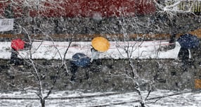 오는 27일 인천과 경기 남부에는 새벽부터 오전 사이 눈 날림이 있을 예정이다. 사진은 지난해 3월18일 서울 도심에서 출근 중인 시민들의 모습. /사진=뉴시스