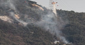26일 새벽 서울 노원구 수락산 일대에 발생한 산불이 화재 발생 약 9시30분 만에 완전히 꺼졌다. 사진은 26일 화재 현장에서 소방헬기가 진화 작업을 진행한 모습. /사진=뉴시스