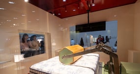 시몬스가 올 상반기 제품 가격 인상을 검토하기 시작했다. 사진은 지난해 2월26일 서울 강남구 코엑스에서 열린 '2025 서울리빙디자인페어' 시몬스 침대 부스를 찾은 관람객들이 매트리스 테스트를 살펴보고 있는 모습. /사진=뉴스