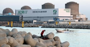 정부가 대형원전 2기와 소형모듈원전(SMR) 1기 건설 등 신규 원전 계획을 제11차 전력수급기본계획대로 진행한다고 밝혔다. 사진은 부산 기장군 한 마을에서 바라본 고리원전 2호기(오른쪽 두번째)와 영구 정지 8년 만인 지난 6월 해체가 결정된 고리원전 1호기(맨 오른쪽) 모습. /사진=뉴시스