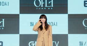 배우 이나영이 3년 만에 안방 극장에 복귀하는 가운데 남편 원빈이 보낸 응원을 전했다. 사진은 배우 이나영이 26일 오후 ENA 새 월화드라마 '아너 : 그녀들의 법정'(극본 박가연, 연출 박건호) 제작발표회에 참석한 모습. /사진=ENA '아너 : 그녀들의 법정' 