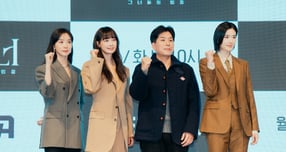 배우 이나영, 정은채, 이청아가 ENA 새 월화드라마 '아너 : 그녀들의 법정'으로 뭉쳤다. 사진은 왼쪽부터 배우 이청아, 이나영, 박건호 감독, 정은채가 26일 오후 ENA 새 월화드라마 '아너 : 그녀들의 법정'(극본 박가연, 연출 박건호) 제작발표회에 참석한 모습. /사진=ENA '아너 : 그녀들의 법정'