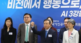 임문영 국가인공지능전력위원회 부위원장이 작년 12월15일 오후 서울 중구 서울스퀘어에서 열린 대통령 직속 국가인공지능전략위원회 출범 100일 기자간담회에서 슬로건을 외치고 있다. /사진=뉴시스