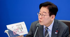 사진은 이재명 대통령이 20일 청와대에서 열린 국무회의에서 정책 자료집을 들고 발언하고 있다. /사진=뉴시스