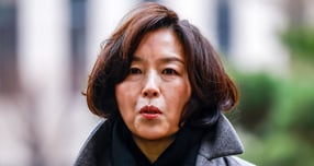 서울시의회가 시의원 사퇴 의사를 밝힌 김경 서울시의원에 대한 윤리특별위원회를 오는 27일 예정대로 진행한다. 사진은 김 의원이 지난 18일 서울 마포구 공공범죄수사대에서 경찰 조사를 받기위해 출석하며 취재진 질문에 답한 모습. /사진=뉴시스