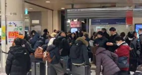 일본 홋카이도에 기록적인 폭설이 내렸다. 사진은 폭설로 일본 홋카이도 삿포로 신치토세 공항에 발이 묶인 이용객들의 모습. /사진=일본 NHK 뉴스 영상 캡처