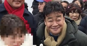 지난해 각종 의혹에 휩싸이며 방송 활동을 전면 중단한 백종원 더본 코리아 대표가 한 지역 축제에서 포착돼 화제다. /사진=유튜브 트로트공작소 캡처