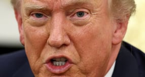 도널드 트럼프 미국 대통령이 한국산 자동차와 목재, 의약품 등의 관세를 기존 15%에서 25%로 즉각 인상하겠다고 선언했다. 한국 국회가 양국의 무역 합의를 아직 비준하지 않았다는 이유에서다. /사진=로이터