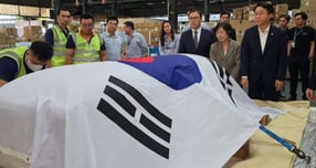 베트남 출장 중 별세한 이해찬 민주평화통일자문회의 수석부의장의 시신이 27일 인천국제공항에 도착했다. 사진은 지난 26일(현지시각) 베트남 호찌민시 떤선녓 국제공항에 도착한 이 수석부의장 관이 대형 태극기에 감싸인 채 운구된 모습. /사진=뉴스1(김현 더불어민주당 의원실 제공)