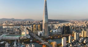 롯데가 설 명절을 앞두고 1만3000여 개 파트너사에 납품 대금 1조749억원을 조기 지급한다. 사진은 롯데월드타워·몰 전경. /사진=롯데지주