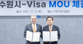 지난해 12월 이재준 수원시장(오른쪽)이 패트릭 스토리 비자 코리아 사장과 중소기업 수출결제 간소화 협약을 체결하고 있다. /사진제공=수원시 