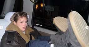 "일본 택시서 신발 신고"… 전소미, 무개념 '발 올리기' 인증샷 '뭇매'