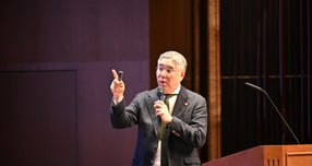 창립 30주년을 맞은 신세계인터내셔날이 조직 패러다임 전환을 통해 성과를 창출하겠다고 선언했다. 김덕주 신세계인터내셔날 대표가 임직원들에게 회사의 중장기 성장 비전을 발표하고 있다. /사진=신세계인터내셔날