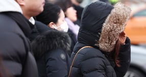 28일 최저 기온이 영하 16도까지 떨어지겠다. 사진은 서울 종로구 광화문사거리에서 시민들이 두꺼운 외투를 입고 발걸음을 옮기는 모습. /사진=뉴스