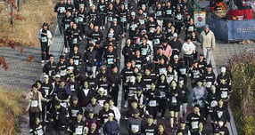 사진은 지난해 11월30일 오전 서울 영등포구 문래동 영롱이억새구장에서 열린 2025 안양천 단풍길 마라톤에 참가한 마라토너들이 출발하는 모습./사진=뉴스