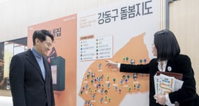  오세훈 서울시장이 지난 24일 오전 서울 강동구 둔촌동 강동중앙도서관에서 열린 서울 패밀리 데이 행사에 참석해 설명을 듣고 있다. /사진 제공=서울시