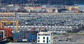 경기 평택시 평택항에 수출용 자동차와 컨테이너가 세워져 있다. / 사진=뉴시스 