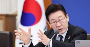  이재명 정부가 다주택자 양도소득세 중과 유예를 종료하기로 하면서 부동산 정책의 다음 수로 보유세 강화 가능성이 거론되고 있다. 사진은 27일 서울 시내의 한 부동산에 양도세 상담 관련 안내문이 붙어 있는 모습. /사진=뉴스