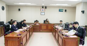 27일 용인특례시의회 의회운영위원회 이윤미 위원장(가운데 테이블 오른쪽)이 운영위 회의를 주재하고 있다. /사진제공=용인특례시의회