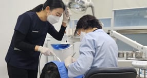 의왕시보건소 구강보건실에서 한 시민이 치아를 치료받는 모습. /사진제공=의왕시