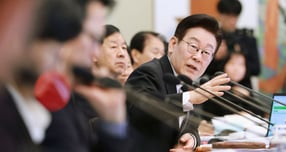  이재명 대통령이 금융감독원 인지수사 제한에 대해 부당하다고 짚었다. 사진은 이 대통령이 27일 청와대에서 열린 국무회의에서 발언하는 모습. /사진=뉴시스