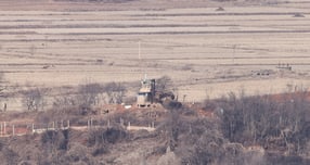 북한이 27일 오후 동해상으로 탄도미사일로 추정되는 발사체를 발사했다. 사진은 경기 파주시 오두산통일전망대에서 바라본 북한 측 초소 모습. /사진=뉴스