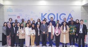 코이카(KOICA·한국국제협력단)가 대한민국과 개발도상국 간 교육을 통한 인적 교류를 확대하고 협력국과의 상생을 이끌어갈 미래 세대를 육성하기 위한 학위연수사업 프로그램을 가동한다. 사진은 지난 23일 경기 성남시 코이카에서 열린 2026년 석·박사 학위연수 과정 입국 오리엔테이션에서 연수생들이 기념사진을 촬영하고 있는 모습. /사진=코이카