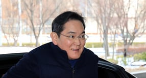 이재용 삼성전자 회장이 지난 26일 서울 강서구 김포비즈니스항공센터에서 고 이건희 선대회장의 국보급 기증 문화재 ‘이건희 컬렉션’의 성공적인 첫 해외 전시를 기념하기 위해 미국으로 출국하고 있다. /사진=뉴스