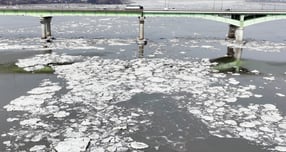 경기도가 도내 25개 시군에 한파특보 발효와 관련해 27일 오후 1시부터 재난안전대책본부 비상 1단계를 가동했다. 사진은 지난 26일 경기 김포시 일산대교 일대에 유빙이 떠있는 모습. /사진=뉴스