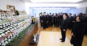 이재명 대통령과 김혜경 여사가 27일 서울 종로구 서울대학교병원 장례식장에 마련된 고 이해찬 전 국무총리(민주평화통일자문회의 수석부의장)의 빈소를 찾아 조문했다. /사진=뉴스