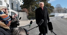 도널드 트럼프 미국 대통령이 한국에 대한 관세를 25%로 원상복구하겠다고 밝혔던 입장을 하루만에 "한국과 함께 해결책을 마련하겠다"는 입장으로 선회했다. 사진은 27일(현지시각) 아이오와주로 이동하기 위해 헬기장으로 이동하는 트럼프 대통령. /사진=로이터