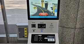 군포시청 입구에 설치한 배리어프리 주차정산기. /사진제공=군포시