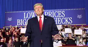 도널드 트럼프 미국 대통령이 쿠바가 베네수엘라 석유·재정 지원 중단 여파로 조만간 붕괴할 것이라고 예고했다. 사진은 트럼프 대통령이 지난 27일(현지시각) 미국 아이오와주 클라이브에서 열린 에너지와 경제 관련 행사에 참석한 모습. /사진=로이터 