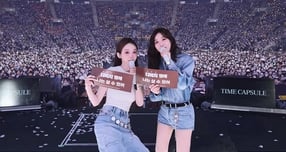 여성 듀오 다비치가 콘서트에서 연출용으로 사용한 홍보물에 실제 사용 중인 전화번호가 적혀 피해가 발생했다. 사진은 다비치 콘서트 모습. /사진=다비치 공식 인스타그램 캡처 