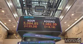 사상 첫 종가 기준 동시 '오천피·천스닥'을 달성했지만 '24시간 거래' 체계 구축을 두고 한국거래소와 전국사무금융서비스노조 증권업종본부가 대립하고 있다. 사진은 지난 27일 코스피·코스닥 종가가 안내된 서울 여의도 한국거래소. /사진=김창성 기자