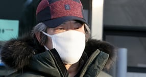 수차례 무단 외출을 한 혐의로 기소된 아동 성범죄자 조두순이 법원으로부터 8개월 징역형과 치료 감호를 선고받았다. 사진은 조두순이 2020년 12월12일 경기 안산준법지원센터에서 행정절차를 마치고 이동한 모습. /사진=뉴시스(공동취재사진) 