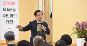 이현재 하남시장이 27일 덕풍3동 주민과의 대화에서 지하철 3호선 연장과 하남교육지원청 신설 등 핵심 현안 해결에 대해 설명하고 있다. /사진제공=하남시 