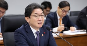 이억원 금융위원장이 16일 세종시 정부세종청사에서 열린 산업경쟁력강화 관계장관회의 겸 성장전략 TF 회의에서 발언하고 있다./사진=뉴시스