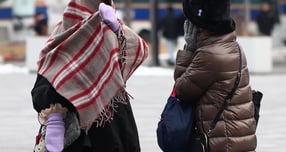 목요일인 오는 29일 최저 기온이 영하 15도까지 떨어지는 등 한파가 지속되겠다. 사진은 서울 종로구 광화문광장에서 한 시민이 목도리를 몸에 두르는 모습. /사진=뉴스