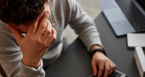 머리가 아파 진통제를 과다복용한 후에도 두통이 이어진다면 약물 과용 두통일 가능성이 존재한다. 사진은 기사 내용과는 무관함. /사진=클립아트코리아